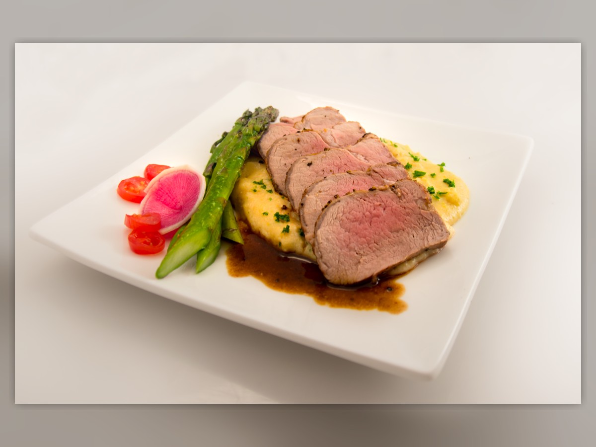Filet mignon rôti, polenta crémeuse et asperges