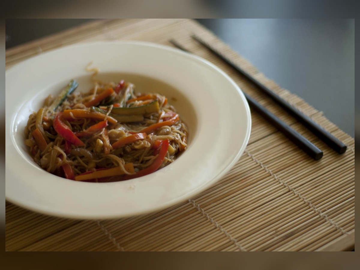 Nouilles de riz sautées aux légumes et tamari