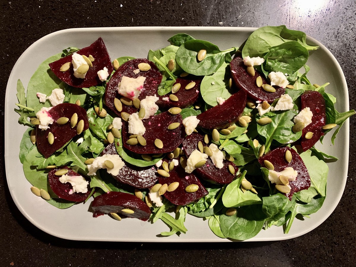 Salade de betterave, épinards, roquette et chèvre frais