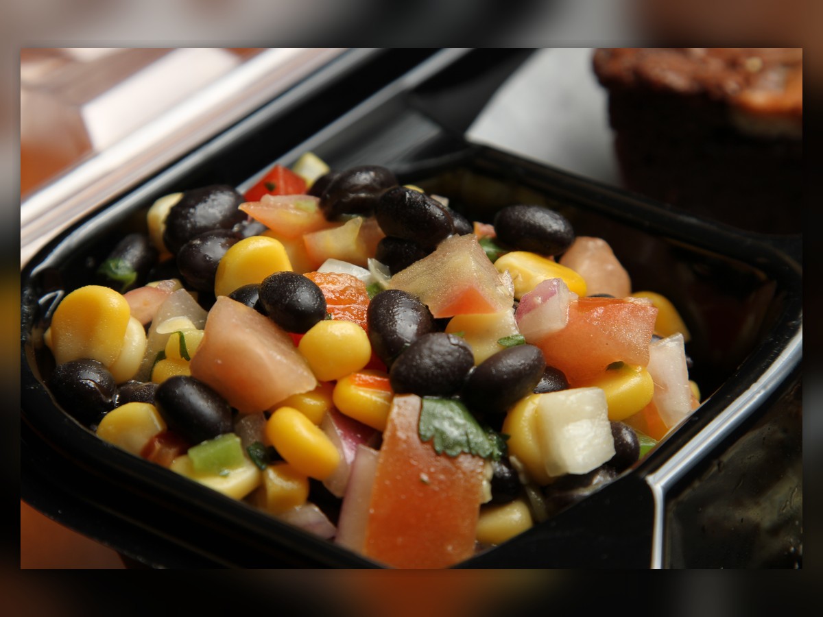 Salade de haricots noirs, maïs et tomate