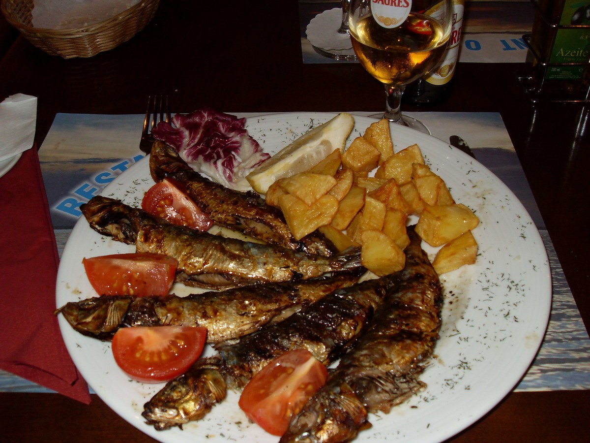 Sardines grillées, tomates et pommes de terre