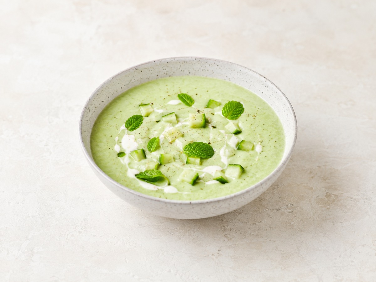 Soupe froide de concombre, yaourt et menthe
