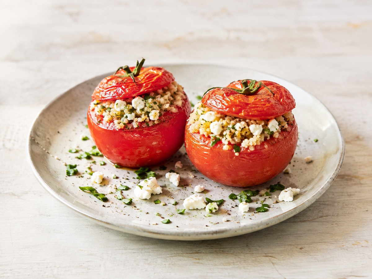 Tomates farcies au quinoa, feta et herbes